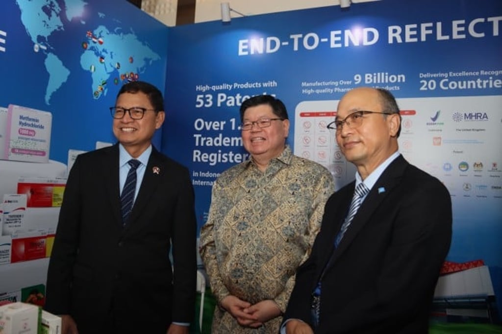 Chairperson of the Indonesian Food and Drug Authority (BPOM RI), Prof. Dr. Taruna Ikrar, M.Pharm., Ph.D, Prof. Raymond Tjandrawinata from DLBS, and Chirman of WHO-IHRC 16th Annual Meeting Dr. Sungchol Kim.