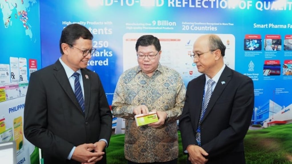 Chairperson of the Indonesian Food and Drug Authority (BPOM RI), Prof. Dr. Taruna Ikrar, M.Pharm., Ph.D, Prof. Raymond Tjandrawinata from DLBS, and Chirman of WHO-IHRC 16th Annual Meeting Dr. Sungchol Kim.