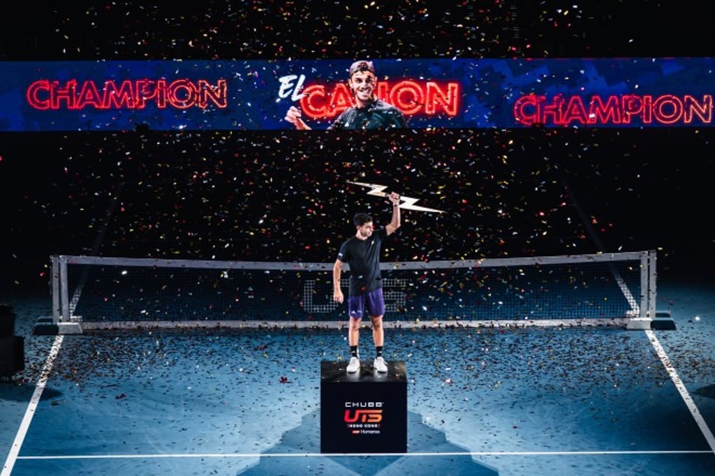 Argentina’s Francisco Cerúndolo lifts the trophy after winning the inaugural Chubb UTS Hong Kong 2025 with Humansa, marking the format’s successful Asian debut.