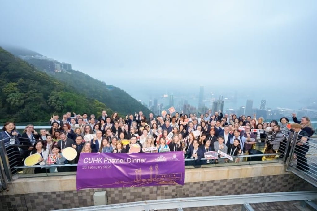 Um momento feliz para todos: parceiros CUHK posam para uma foto de grupo no Sky Terrace 428.