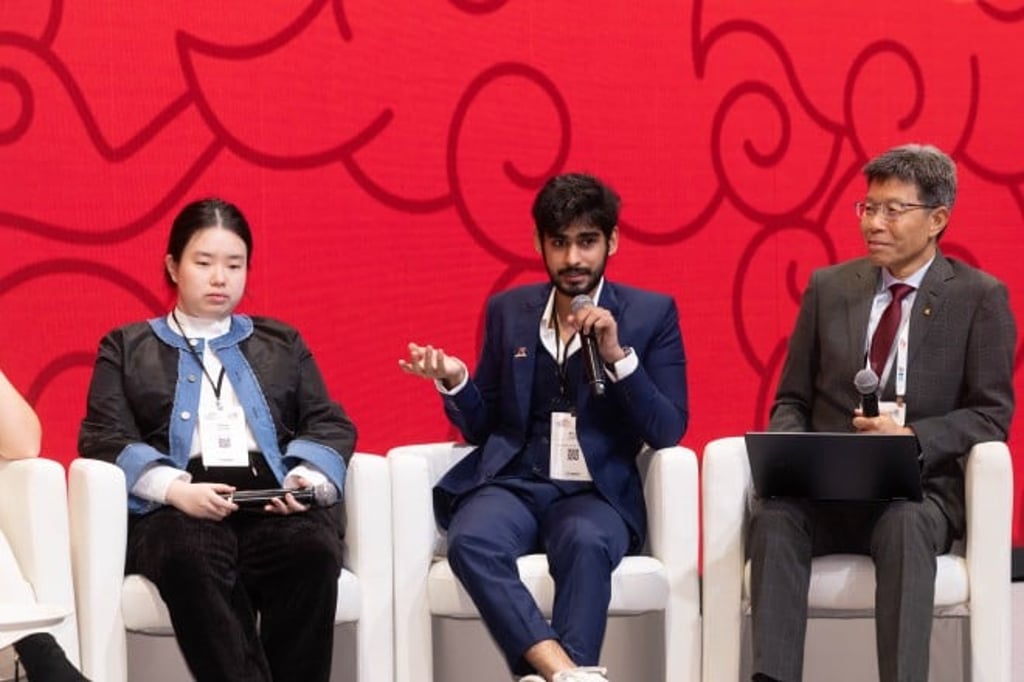 Shiven Garg (middle) shared his study experience in Hong Kong.