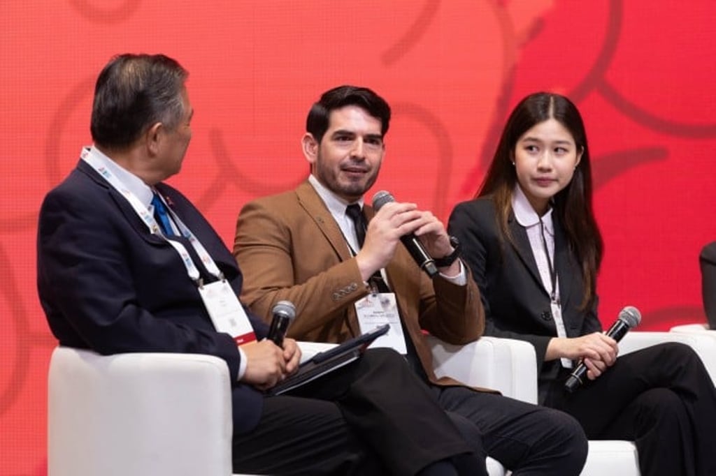 Octavio Flores Orozco (middle) spoke about his study journey in Hong Kong.