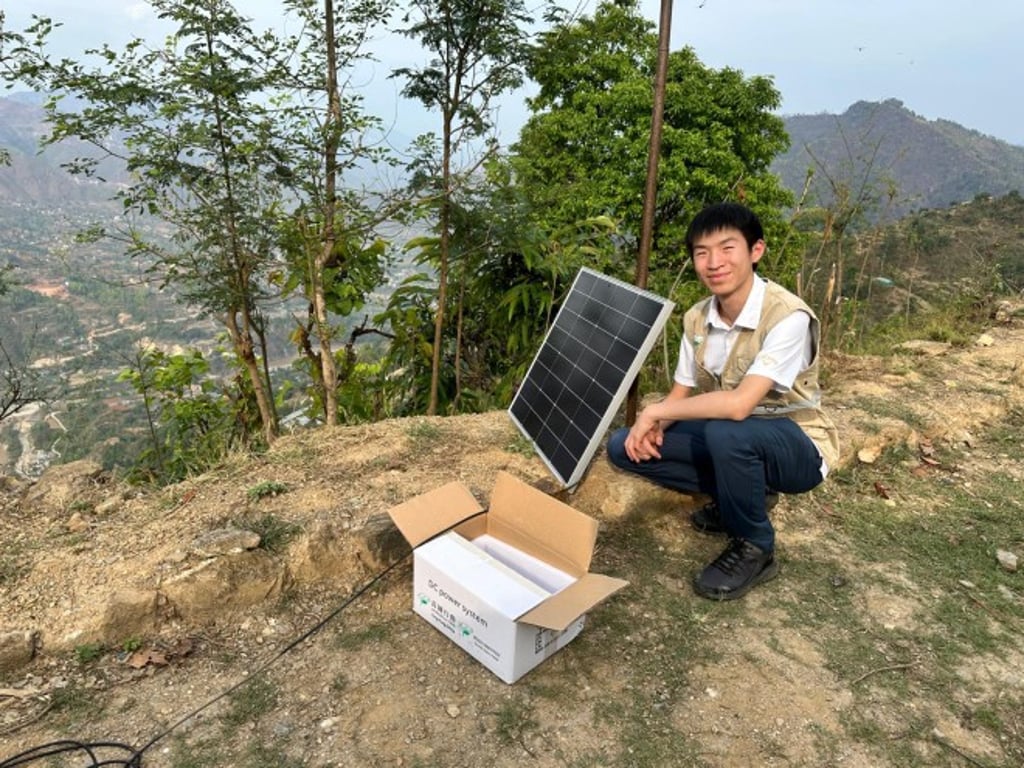 Amos passou as férias nas zonas rurais da Grécia e do Nepal, colaborando com as comunidades locais para instalar sistemas de iluminação solar. Amos passou as férias nas zonas rurais da Grécia e do Nepal, colaborando com as comunidades locais para instalar sistemas de iluminação solar.