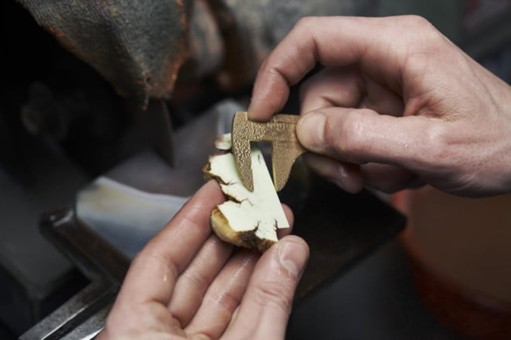 Lapidary savoir-faire in the precision shaping of ornamental stones.