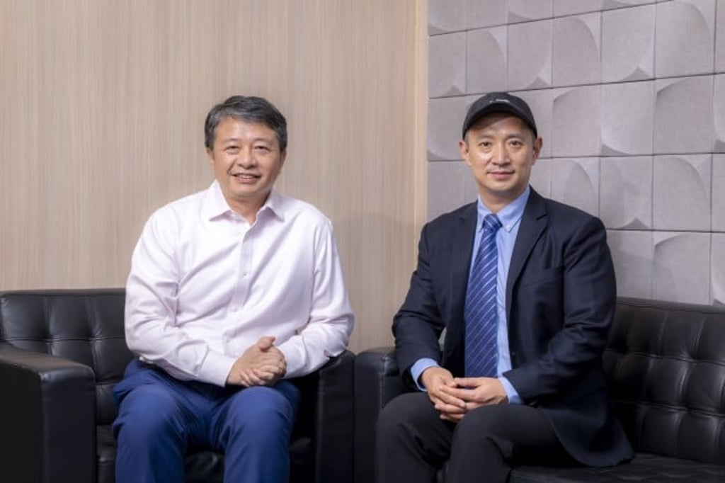 John Lee (à esquerda), executivo de segurança cibernética e estudante do DBAI, e Professor Michael Su (à direita), diretor do programa e presidente da Hong Kong AI Foundation.