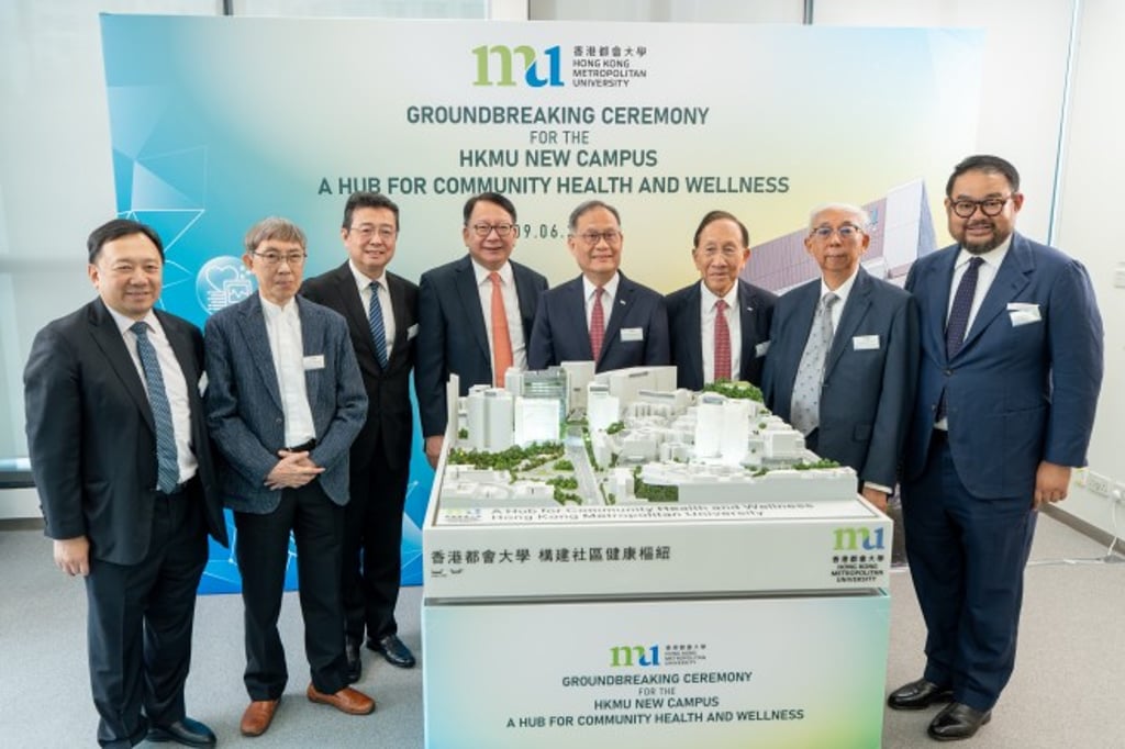 Group photo of the guests and a 3D model of the new campus development project.