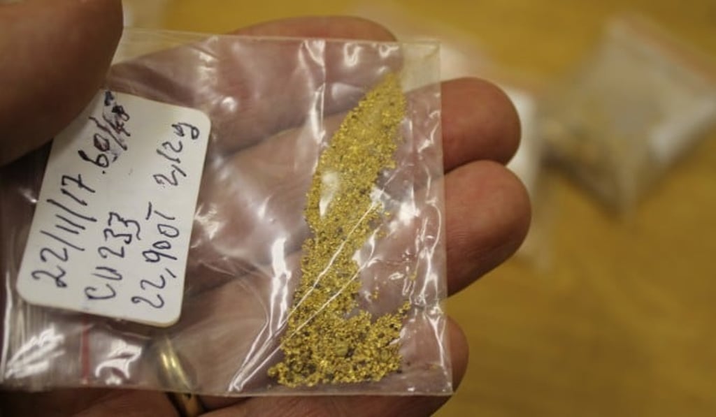 Our machine sifts tonnes of alluvium to leave behind these specks of gold. Our machine sifts tonnes of alluvium to leave behind these specks of gold.