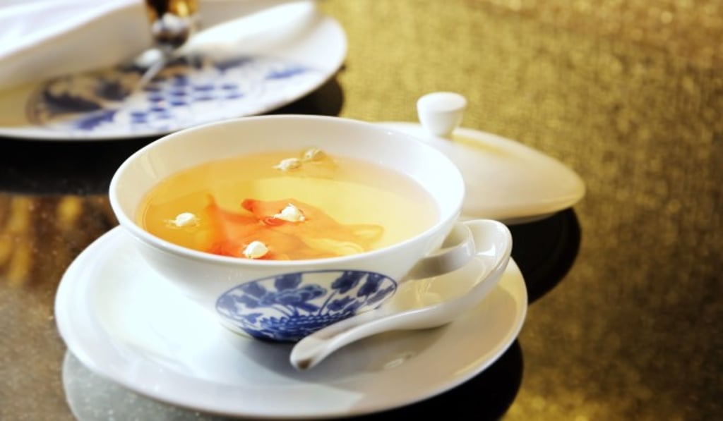 Fresh clam and jasmine in chicken soup.