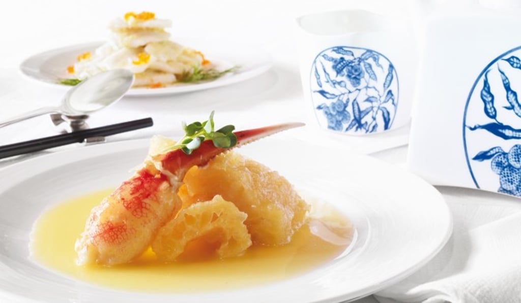 Stewed fish maw with crab claw in supreme chicken broth.