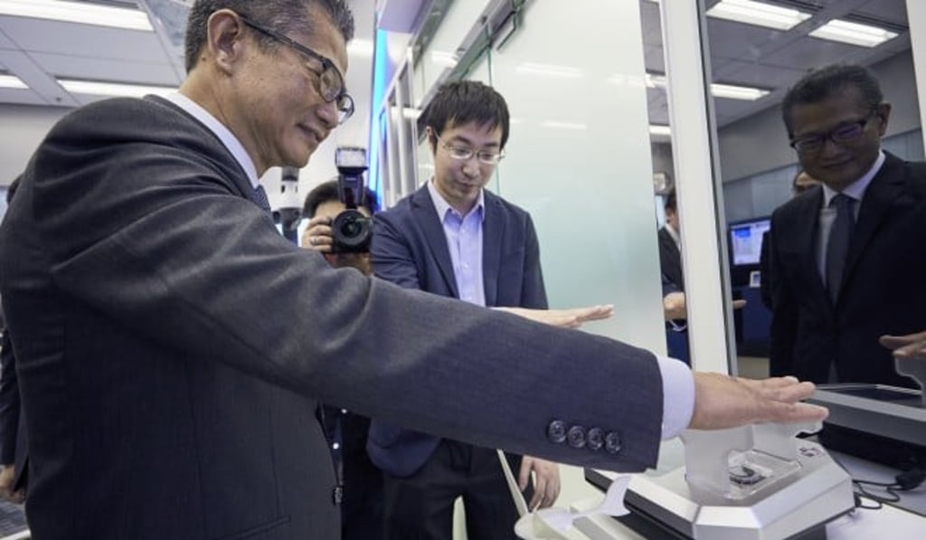 Mr Paul Chan, Financial Services Secretary of the HKSAR Government, recently visited ASTRI and experienced a number of smart city technology projects.