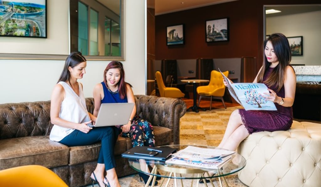 Servcorp’s flexible workspaces in 2IFC are configured with private offices, full time dedicated desks, hot desks & other social areas including an open bar.