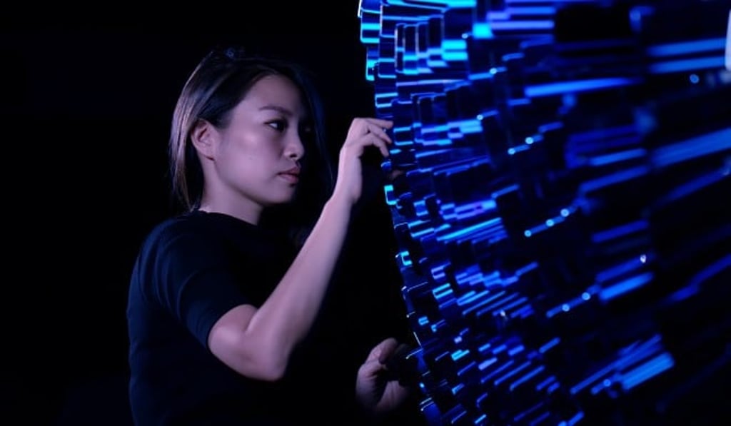 The enticing HONOR 10 glass backs are the cornerstones of the installation art Aurora.