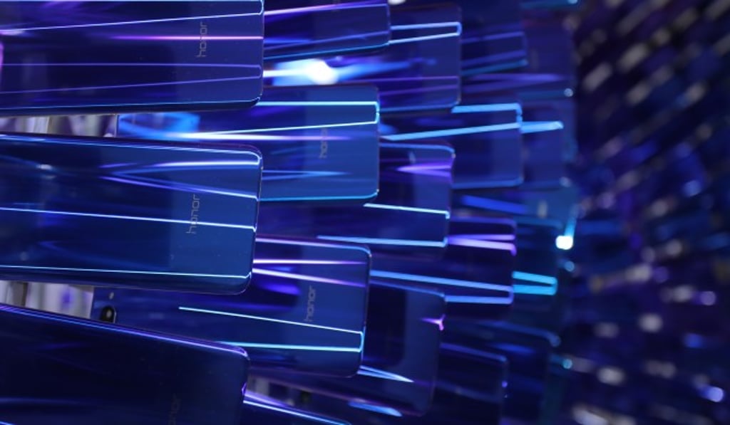 The Aurora is made of approximately 2,000 pieces of recycled smartphone glass backs from HONOR’s flagship collection.