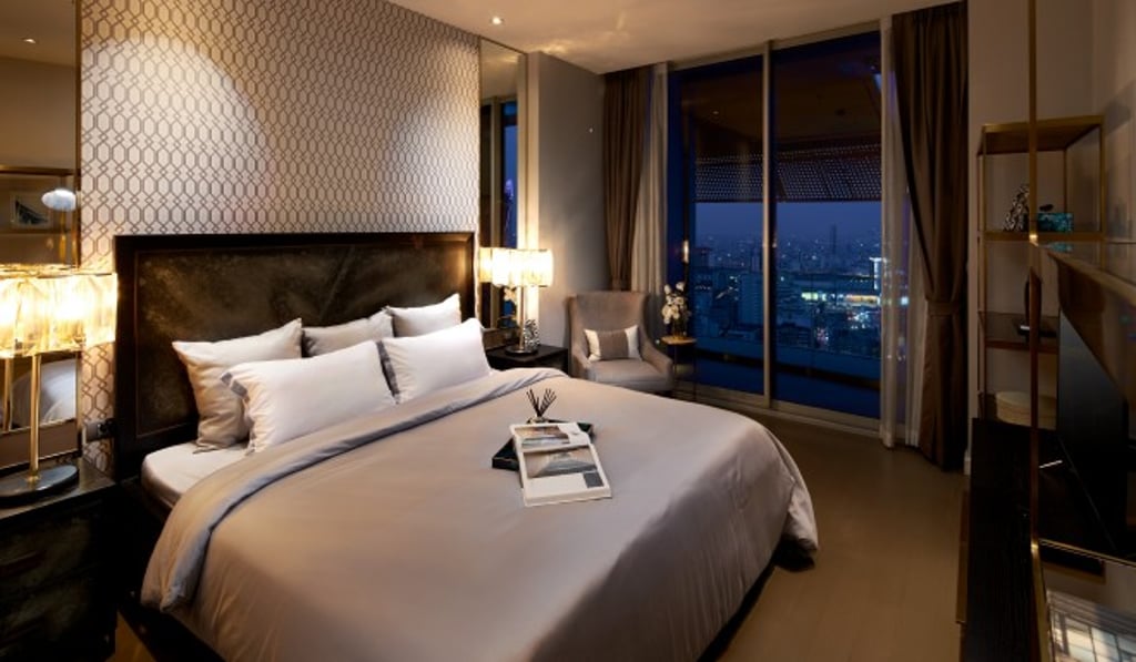 The high-floor luxury condominiums enjoy stunning views of Bangkok’s most vibrant urban precinct