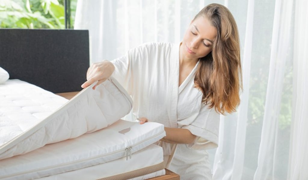 Echoing the in-store experience, visitors to the virtual showroom can take a peek inside the Heveya® mattress.