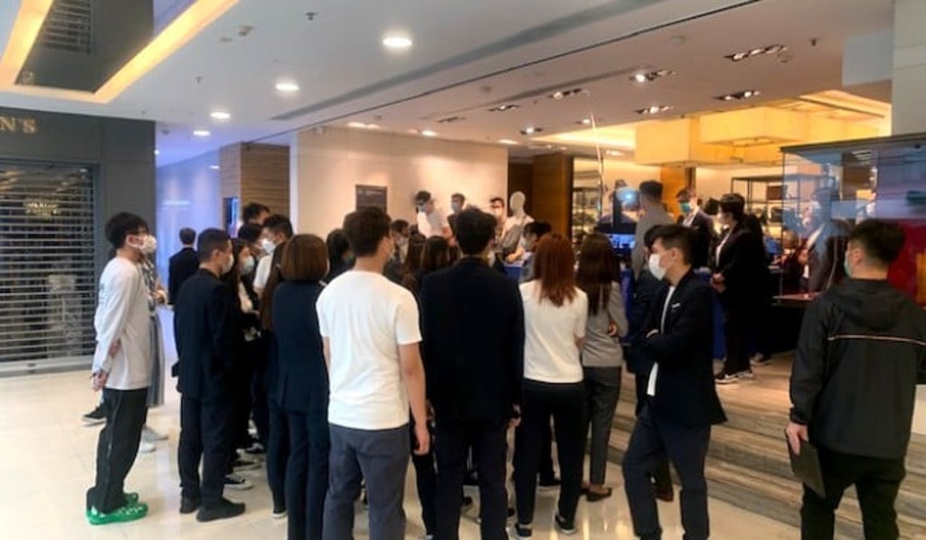 The HKBNES team gives a briefing on the operation of the Smart IoT Thermal Detection Solution upon deployment at an enterprise client’s retail space.