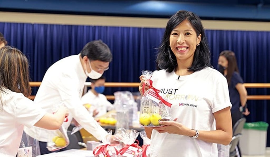 Tina Chan, Swire Trust’s Head of Philanthropy, prepares care packs for the needy at a St. James’ Settlement event.