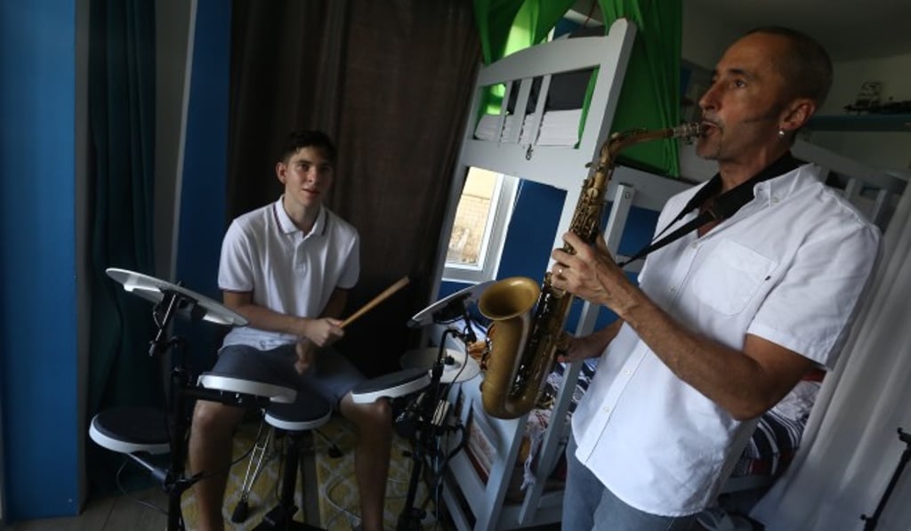 Oliver Smith, a professional musician, and his son, Liam, at home in Cheung Chau, Hong Kong. Smith took up the keto diet seven years ago and, satisfied it worked, put Liam, then aged 11 on it. Liam’s epileptic seizures have since stopped. Photo: Jonathan Wong Oliver Smith, a professional musician, and his son, Liam, at home in Cheung Chau, Hong Kong. Smith took up the keto diet seven years ago and, satisfied it worked, put Liam, then aged 11 on it. Liam’s epileptic seizures have since stopped. Photo: Jonathan Wong