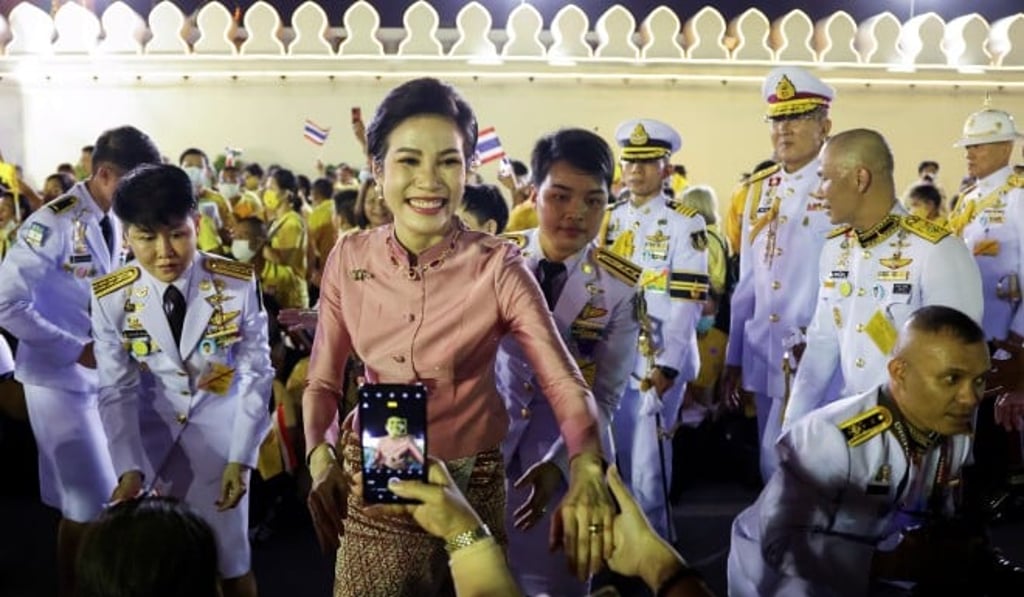 Thai consort Sineenat Wongvajirapakdi greets royalists in Bangkok on November 1, 2020. Photo: Reuters Thai consort Sineenat Wongvajirapakdi greets royalists in Bangkok on November 1, 2020. Photo: Reuters