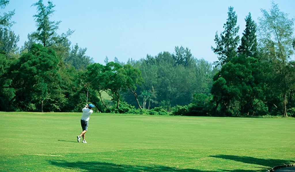 IL PICCO homeowners can enjoy a special membership(19) to the adjacent Discovery Bay Golf Club(6).(C)