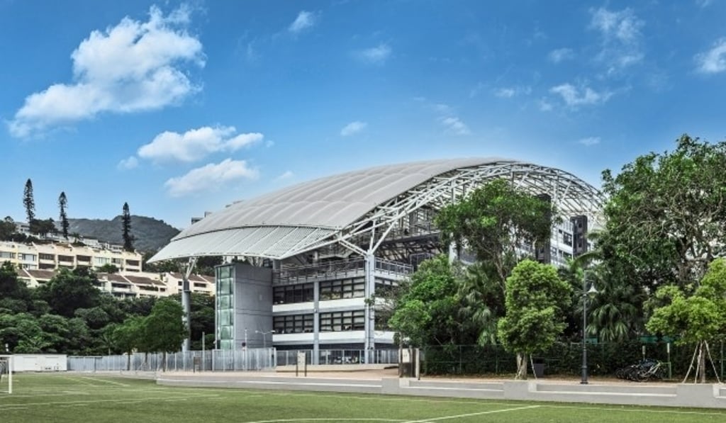 Discovery College(9) offers international education within its award-winning contemporary campus(12).(B)