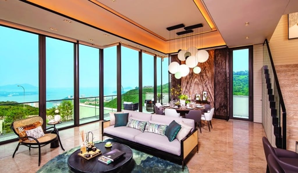 The living and dining room in House 15 (furnished) of IL PICCO features a lofty ceiling height of 4.3 metres(5) that sets the spirit soaring.(A)