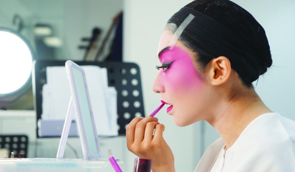 Leung Fei-tung, the Department’s alumna, shows how she puts on make-up for a Chinese opera performance.