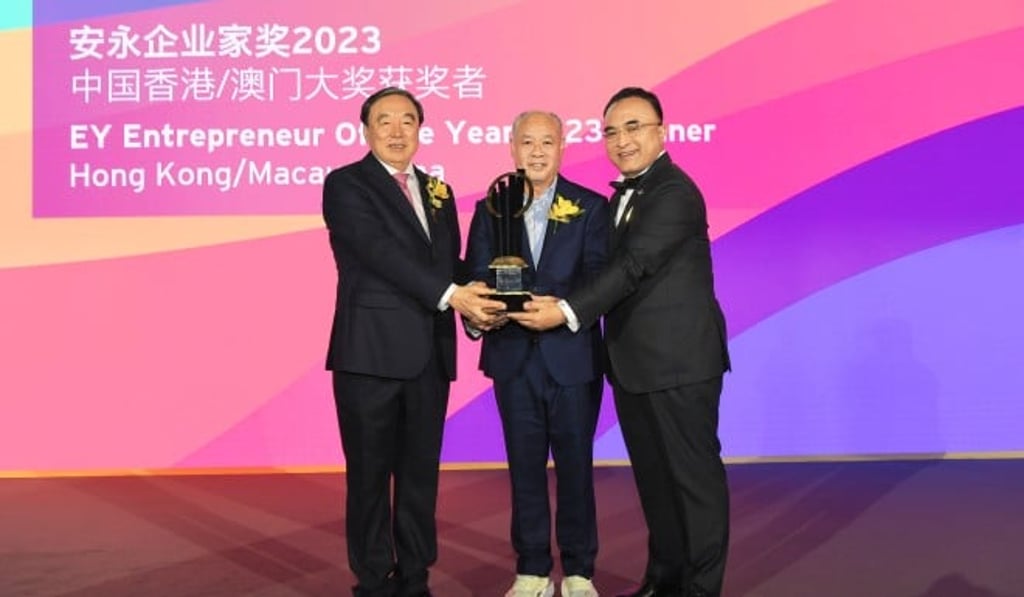 Li Ning, the EY Entrepreneur Of The Year 2023 awards Hong Kong/Macau winner, graciously accepts the accolade from Jack Chan, EY China Chairman and Greater China Regional Managing Partner (right), alongside Weihua Ma, the Judging Chairman of the Independent Judging Panel of the EY Entrepreneur Of The Year 2023 (left).