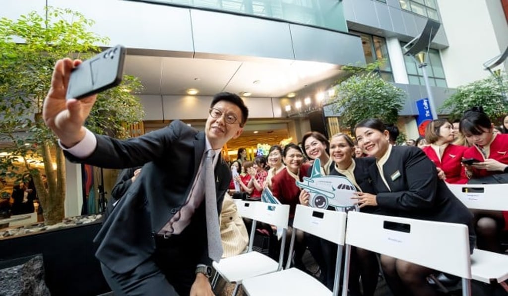 Cathay Group CEO Ronald Lam soaked up the festive atmosphere with employees at the award presentation ceremony. Cathay Group CEO Ronald Lam soaked up the festive atmosphere with employees at the award presentation ceremony.