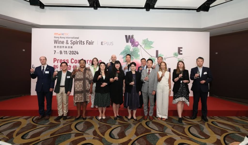Sophia Chong, HKTDC Deputy Executive Director (front row, fifth right), Jennifer Docherty, Master of Wine (front row, fifth left), sommelier Reeze Choi (front row, fourth right) and representatives from consulates and industry organisations attended the 16th HKTDC Hong Kong International Wine & Spirits Fair press conference.