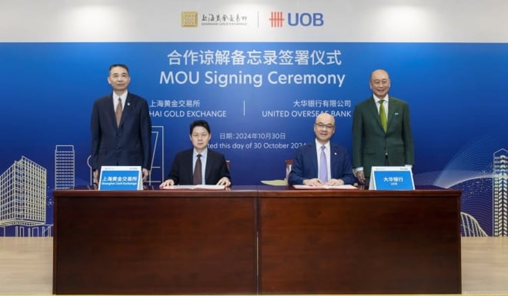 Mr Peter Foo, CEO, UOB China (front row, right) signed an MOU with Mr Ma Lin, Vice President, SGE (front row, left). The MOU signing was witnessed by Mr Wee Ee Cheong, Deputy Chairman and CEO, UOB (back row, right) and Mr Yu Wenjian, Chairman, SGE (back row, left).