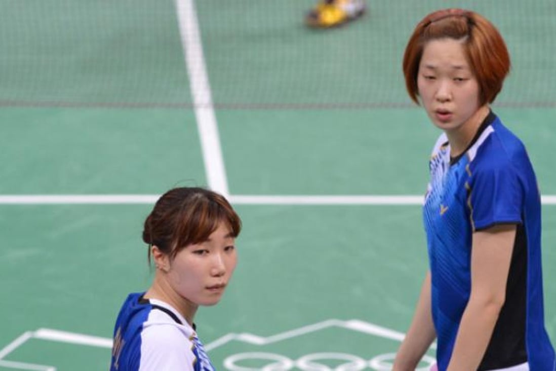 South Korea's Ha Jung-eun (R) and Kim Min-jung waiting after referees stopped their match over a dispute about allegedly losing a point intentionally during their women's doubles badminton match at the London Olympic Games. Photo: AFP 
