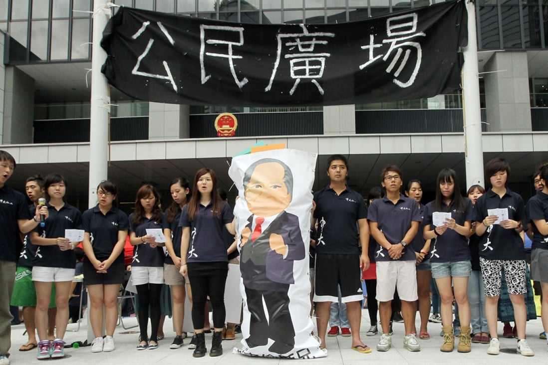 Students, parents and teachers gather outside Central Government Offices in Tamar demanding the withdrawal of national education and a conversation with Chief Executive Leung Chun-ying.  Photo: Edward Wong