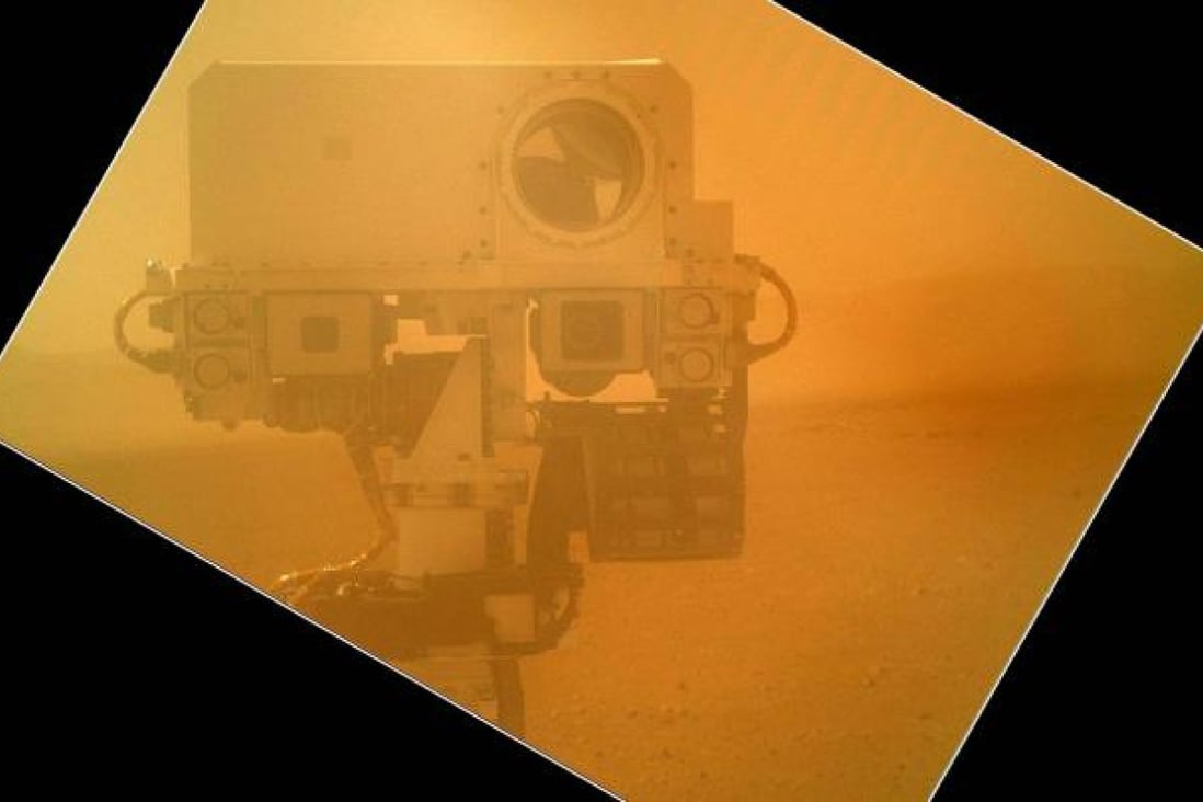 A self-portrait of part of the Curiosity rover on the surface of Mars, obtained through a camera located on its arm. Photo: AFP