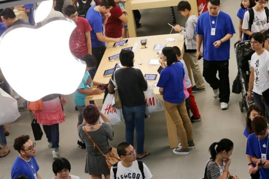 Apple fans at the new store at Festival Walk in Kowloon Tong. Photo: David Wong