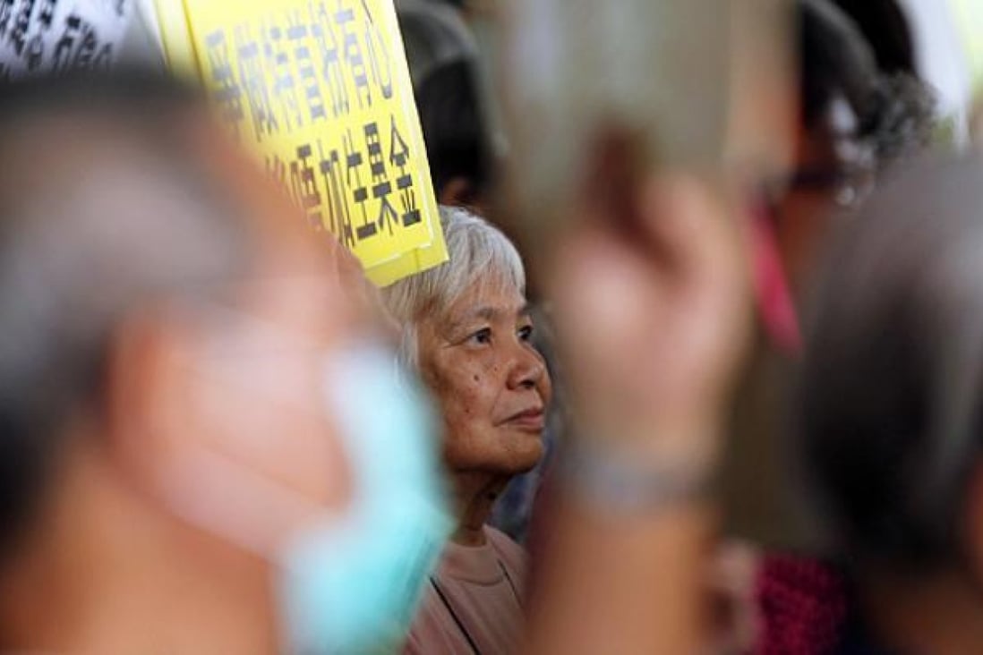 Elderly people rally for better old age allowances in Admiralty. Photo: K. Y. Cheng