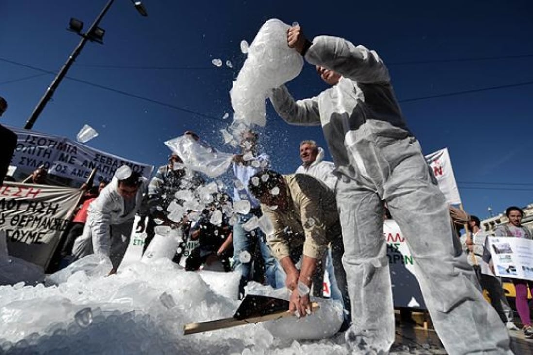 Protesters from northern Greece dump ice outside the parliament in Athens to protest against rising heating oil prices. Photo: AFP