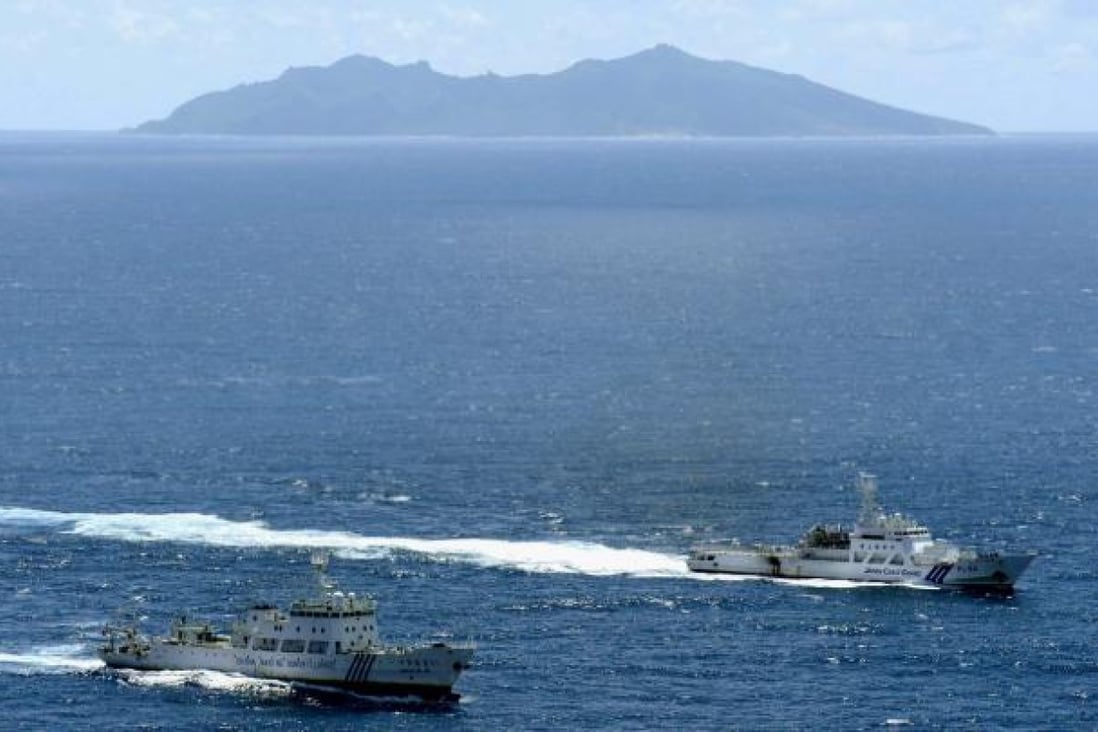 The Chinese marine surveillance ship Haijian No 51 (left) cruises alongside the Japanese coastguard ship Ishigaki near Uotsuri island, one of the disputed islands on September 14, 2012. Photo: Reuters