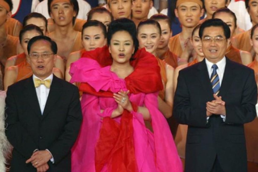 Peng Liyuan (front centre) performs during the Grand Variety Show in Hong Kong, in celebration of the 10th anniversary of the reunification. Photo: Dustin Shum