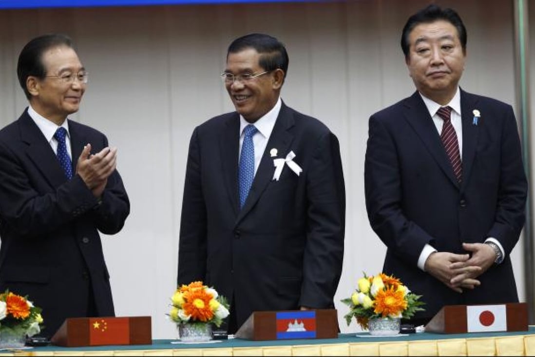 China's Premier Wen Jiabao (left), Cambodia's Prime Minister Hun Sen (centre) and Japan's Prime Minister Yoshihiko Noda in Phnom Penh on Monday. Photo: AP