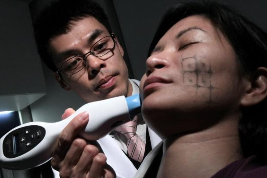 Dr John Yu demonstrates radio frequency treatment. Photo: K.Y. Cheng