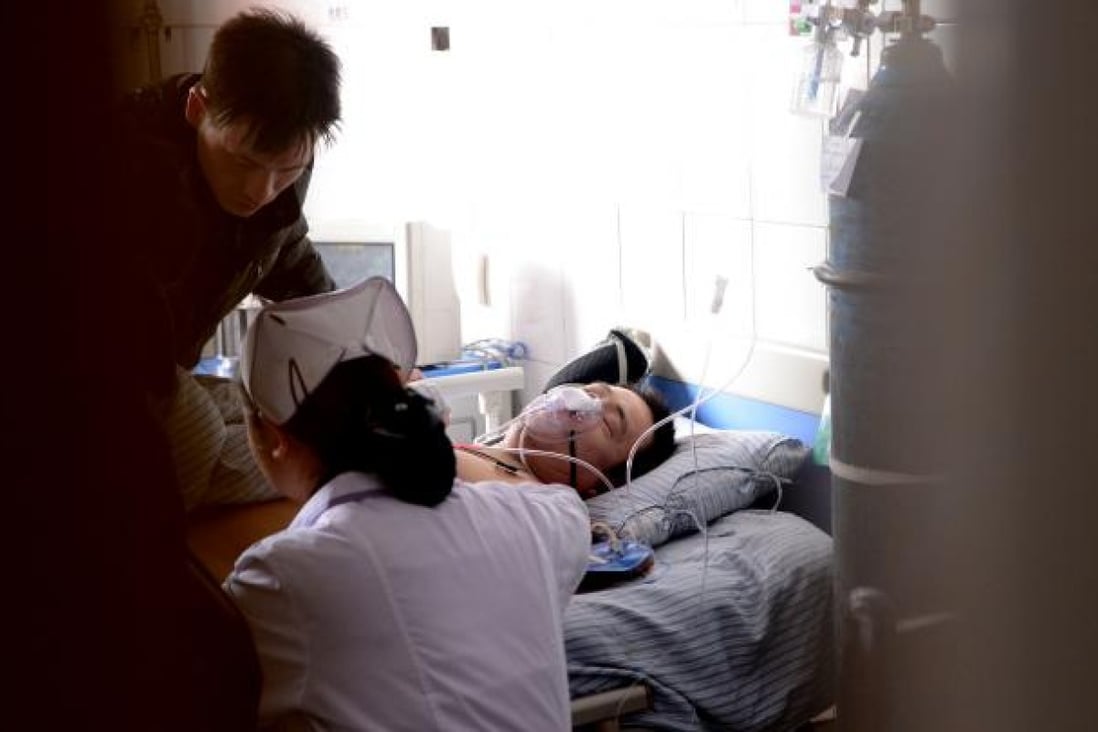 A victim of the bridge collapse accident receives treatment at a hospital in Yima, Henan Province. Photo: Xinhua