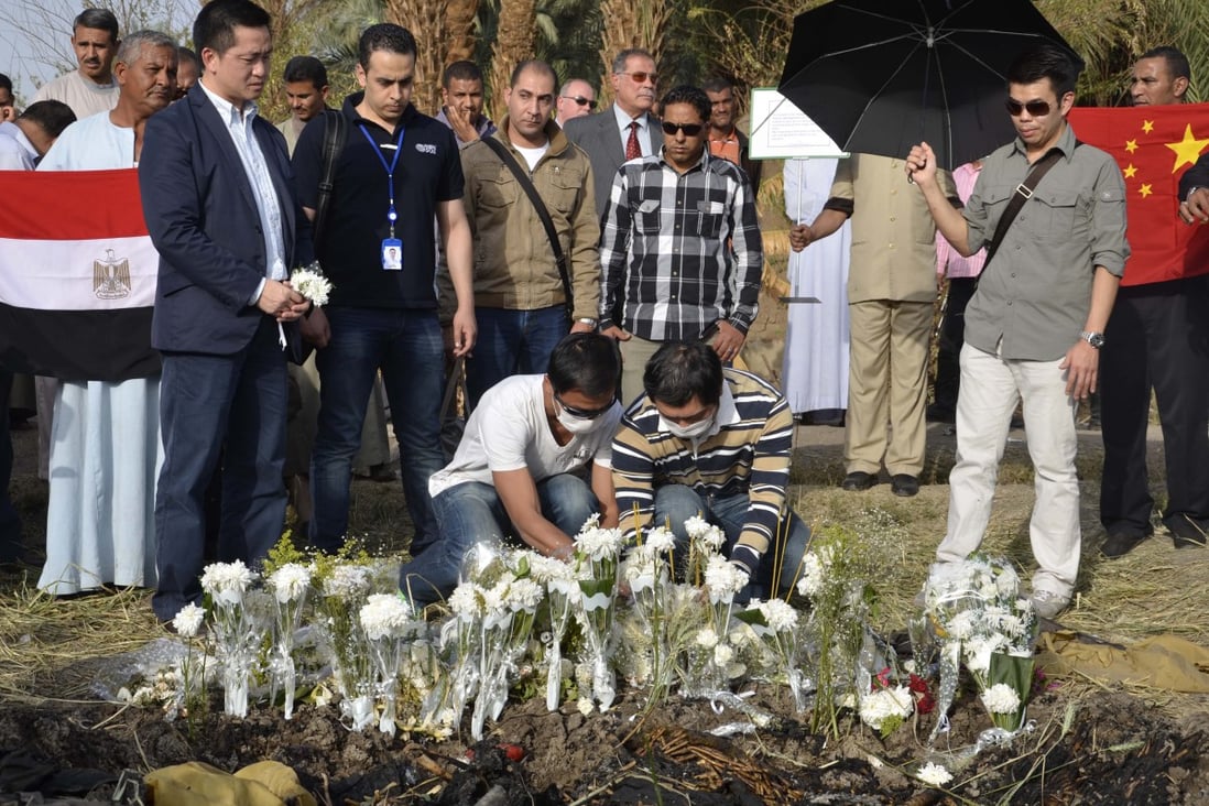 Relatives of Hong Kong victims in the balloon explosion mourn at the site of the accident in Egypt's Luxor, March 2, 2013. Photo: Xinhua
