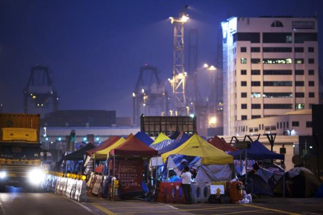 Makeshift shelters outside Kwai Tsing Container Terminal as dock workers' strike continues. Photo: Bloomberg