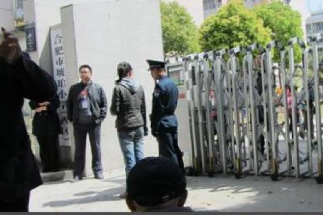 A recent photo showing the arrests of activists at the Hupo school. Screenshot from Sina Weibo. 