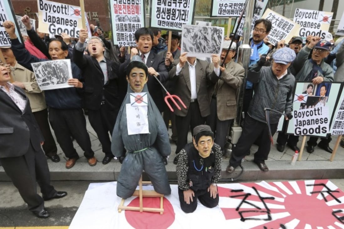 Members from conservative civic organizations with an effigy of Japanese Prime Minister Shinzo Abe shout slogans during a rally to protest Japanese lawmakers who made a visit to Yasukuni Shrine in Tokyo. Photo: AP