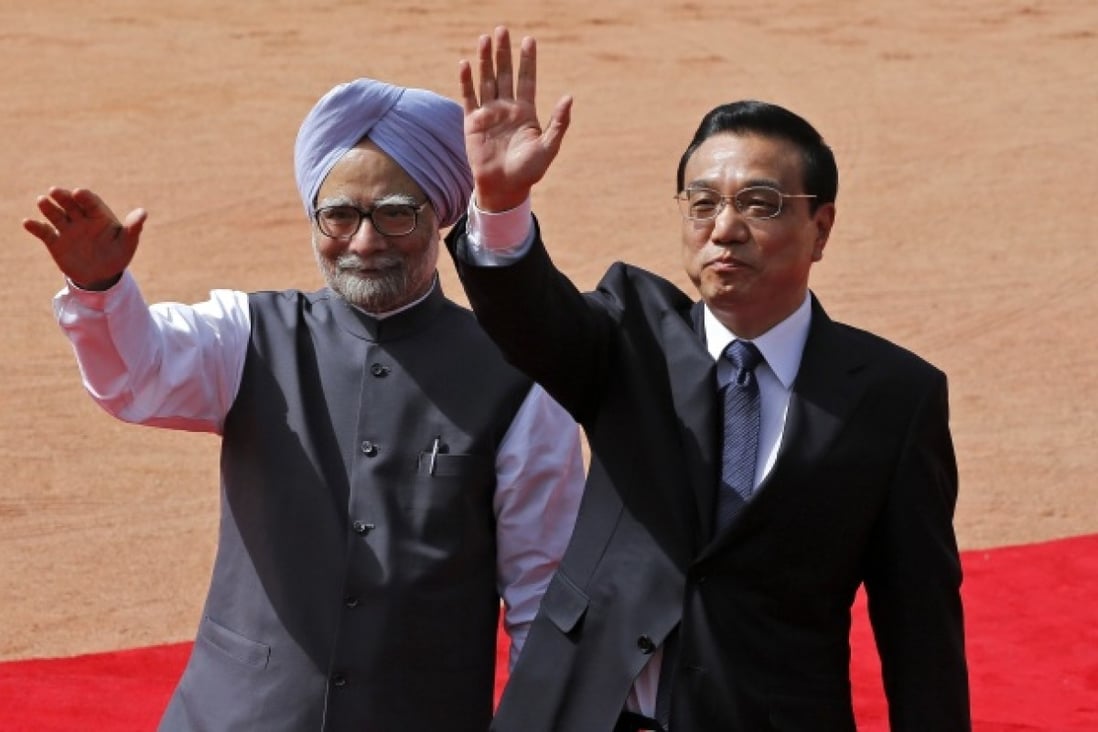 Chinese Premier Li (right) and India's PM Singh wave towards the media during Li's ceremonial reception in New Delhi. Photo: Reuters