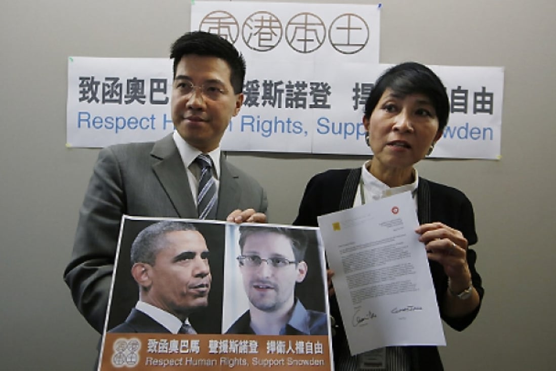 Two pan-democratic lawmakers Gary Fan Kwok-wai and Claudia Mo Man-ching show  the letter that they sent to US President Barack Obama on Friday. Photo: AP