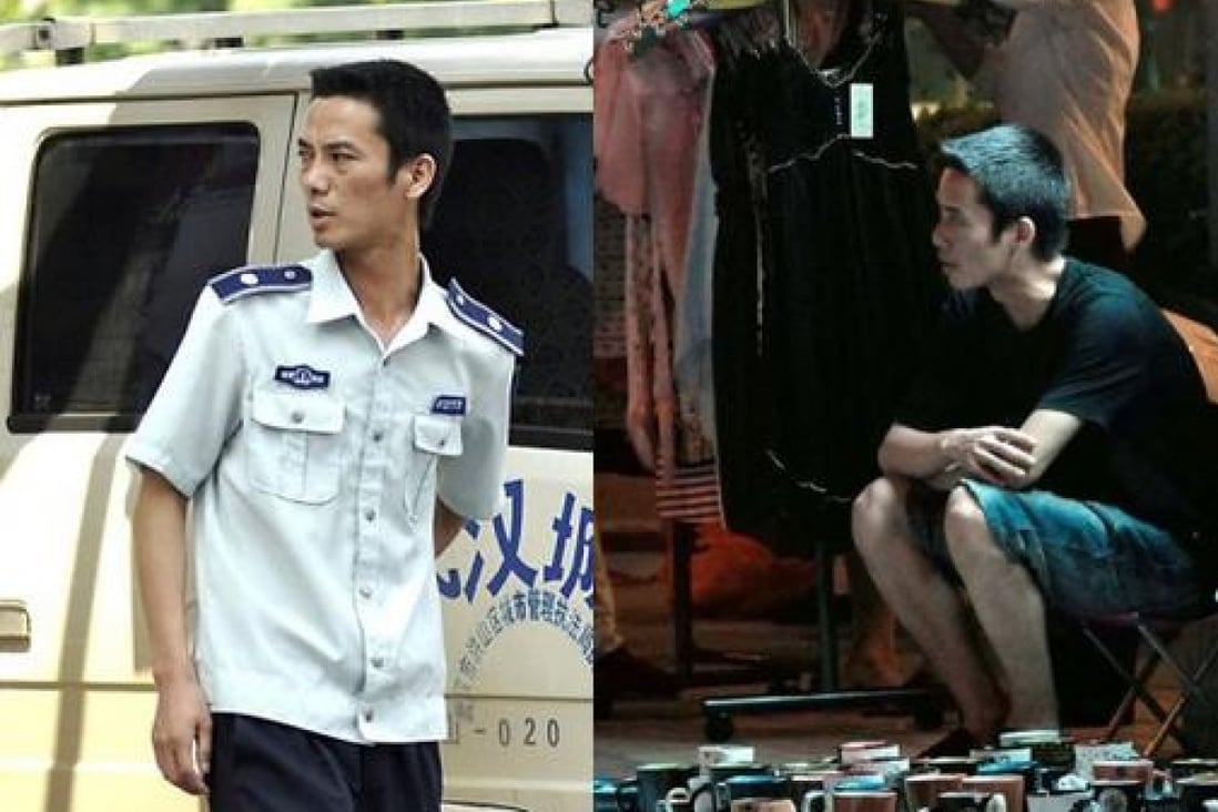 Chengguan officer by day, "undercover" street hawker by night. Photos via Chutian Metropolis Daily