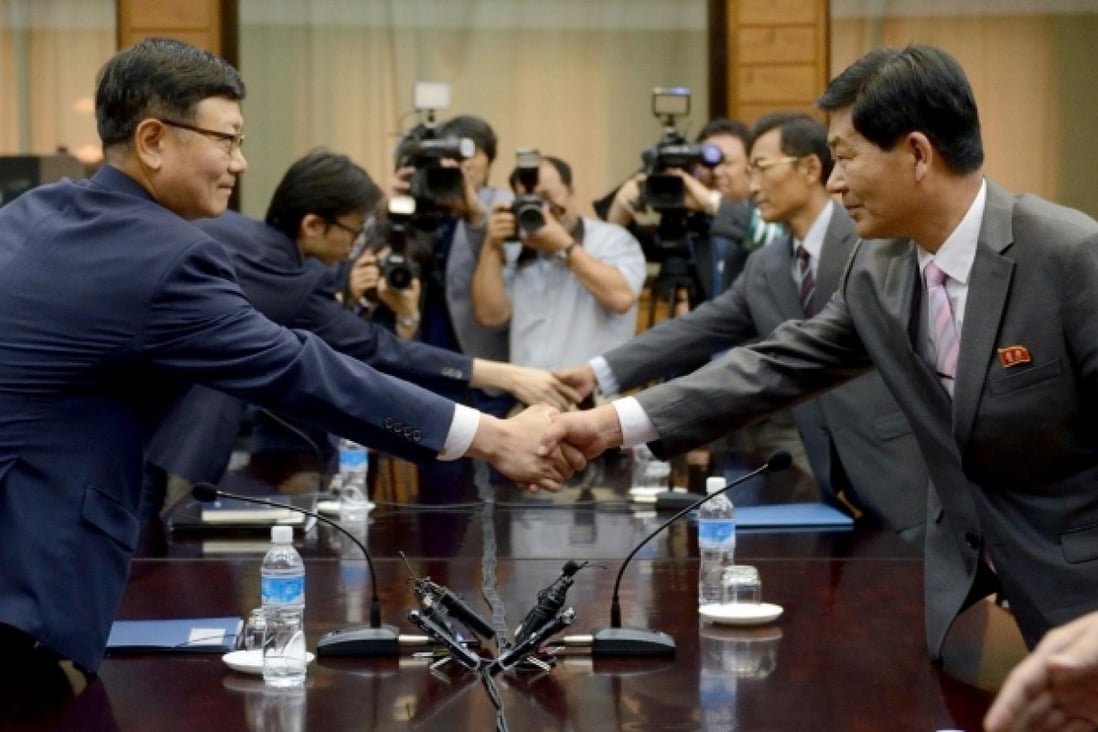 Head of the South Korean delegation Suh Ho (left) shakes hands with his North Korean counterpart Park Chol-su. Photo: Reuters